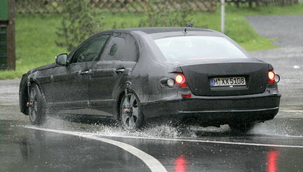 Hekken ligner foreløpig på noe helt annet enn en Mercedes-Benz, og er maskert på samme måte som da den tyske produsenten testet den nye C-Klasse. Foto: Automedia Hekken ligner foreløpig på noe helt annet enn en Mercedes-Benz, og er maskert på samme måte som da den tyske produsenten testet den nye C-Klasse. Foto: Automedia