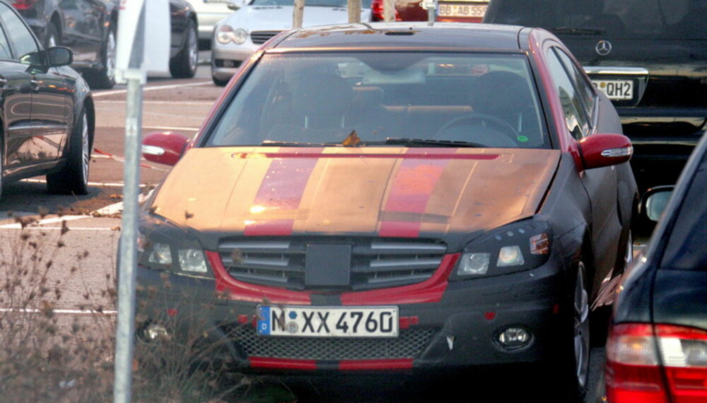 Fronten blir den samme som på dagens C-Klasse, med tøffere detaljer og et mer sporty oppsyn. Foto: Automedia Fronten blir den samme som på dagens C-Klasse, med tøffere detaljer og et mer sporty oppsyn. Foto: Automedia