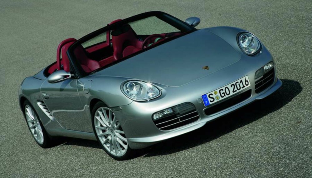 Boxster RS 60 Spyder får Porsches eget stylingsett, deres egne 19-tommere med spacere bak, og en helt unik fargekombinasjon. Boxster RS 60 Spyder får Porsches eget stylingsett, deres egne 19-tommere med spacere bak, og en helt unik fargekombinasjon.