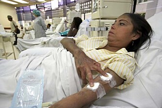 Julia Pacheres Neira (39) er til dialysebehandling på Rebagliati-sykehuset. Blodet må renses tre ganger i uka. Behandlingen tar ti-tolv timer her eneste uke. Ingen av Julias nyrer virker som de skal. I fem år har hun ventet på en donor. - Hadde jeg hatt penger, hadde jeg ikke nølt med å bruke Hector og kjøpe en nyre, sier hun. Foto: Johnny Haglund Julia Pacheres Neira (39) er til dialysebehandling på Rebagliati-sykehuset. Blodet må renses tre ganger i uka. Behandlingen tar ti-tolv timer her eneste uke. Ingen av Julias nyrer virker som de skal. I fem år har hun ventet på en donor. - Hadde jeg hatt penger, hadde jeg ikke nølt med å bruke Hector og kjøpe en nyre, sier hun. Foto: Johnny Haglund