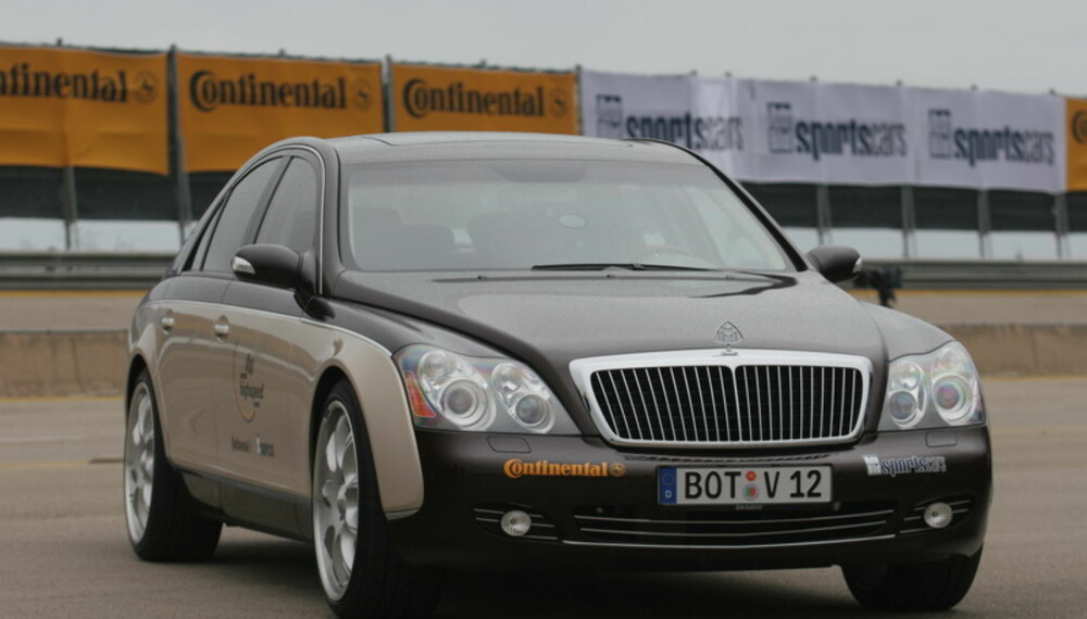 Brabus´ Maybach 57 har fått litt lavere bakkeklaring og spesielle hjul for å takle den høye hastigheten. Og litt mer motorkraft. Brabus´ Maybach 57 har fått litt lavere bakkeklaring og spesielle hjul for å takle den høye hastigheten. Og litt mer motorkraft.
