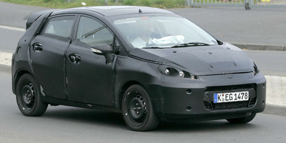 Fiesta - eller Verve, som kanskje blir navnet - får en avrundet form og mange likhetstrekk med storesøster Mondeo. Foto: Automedia Fiesta - eller Verve, som kanskje blir navnet - får en avrundet form og mange likhetstrekk med storesøster Mondeo. Foto: Automedia