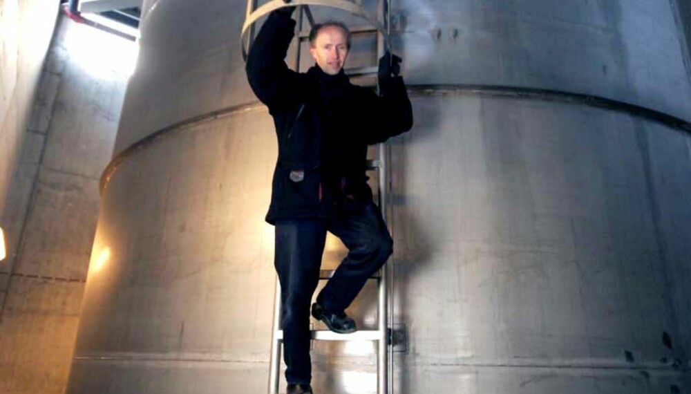 Denne tanken rommer 250 000 liter finrenset 96 prosent sprit. Foto: Peter Nagy Denne tanken rommer 250 000 liter finrenset 96 prosent sprit. Foto: Peter Nagy