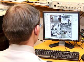 På monitoren i vaktrommet på Trekanten kjøpesenter kan Securitas-vekterne spole tilbake og avsløre tyvene. På monitoren i vaktrommet på Trekanten kjøpesenter kan Securitas-vekterne spole tilbake og avsløre tyvene.