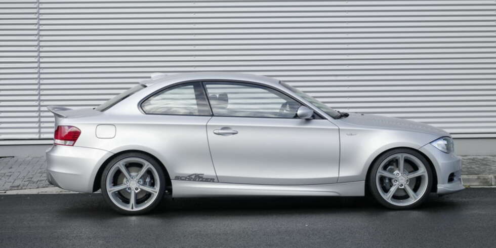 Med understell utviklet på Nürburgring, og et sett 19-tommere, skal den lille coupéen være klar for de store utfordringene. Med understell utviklet på Nürburgring, og et sett 19-tommere, skal den lille coupéen være klar for de store utfordringene.