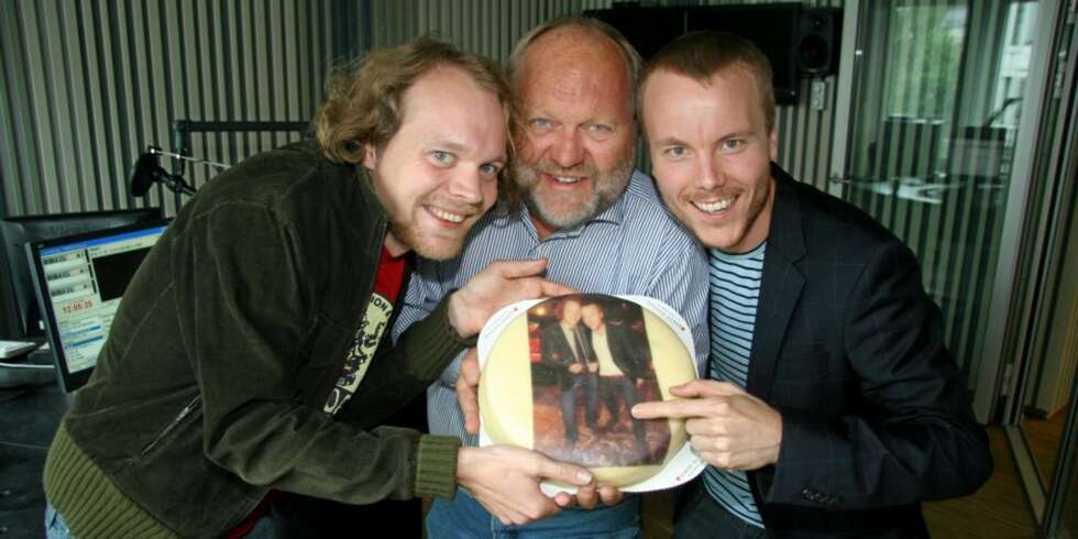 RADIOPREMIERE: Jon Niklas Rønning og Anders Bye blir gratulert av P4s sjef Kalle Lisberg etter deres premieresending av programmet Bye og Rønning på P4 RADIOPREMIERE: Jon Niklas Rønning og Anders Bye blir gratulert av P4s sjef Kalle Lisberg etter deres premieresending av programmet Bye og Rønning på P4