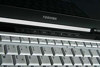 HURTIGKNAPPER: Knapper for medieavspilling er plassert foran tastaturet. HURTIGKNAPPER: Knapper for medieavspilling er plassert foran tastaturet.