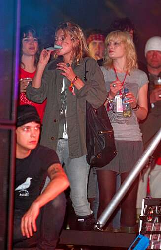 DRAKK BACKSTAGE: Kate Moss drakk fra lommelerke da hun besøkte Glastonbury festivalen DRAKK BACKSTAGE: Kate Moss drakk fra lommelerke da hun besøkte Glastonbury festivalen