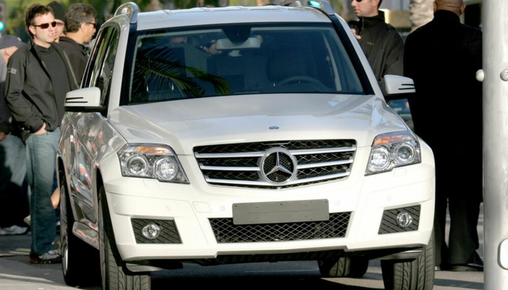 På filmsettet for "Sex og Singelliv"-filmen kjørte en umaskert GLK rundt omkring. Foto: Automedia På filmsettet for "Sex og Singelliv"-filmen kjørte en umaskert GLK rundt omkring. Foto: Automedia