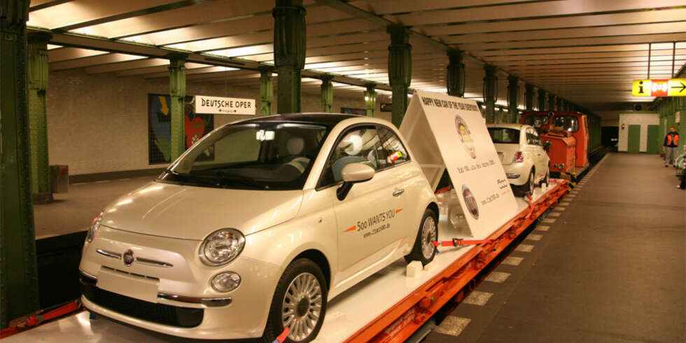 Disse to Fiat 500´ene farter for tiden rundt i Berlins T-banenett. Vi tipper de vekker en smule oppsikt på de 170 stasjonene de passerer hver helg. Disse to Fiat 500´ene farter for tiden rundt i Berlins T-banenett. Vi tipper de vekker en smule oppsikt på de 170 stasjonene de passerer hver helg.