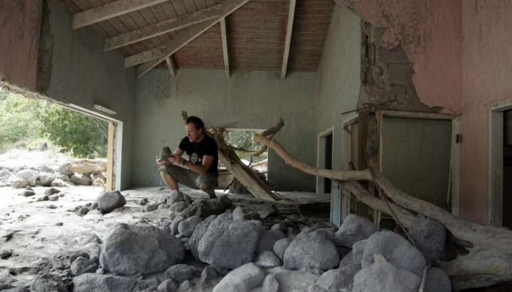 Vi Menn tar seg inn i et privat hus som for bare et år siden lå idyllisk til, rett ved golfbanen utenfor byen. Lavasteinene fra jordens indre knuste huset i januar 2007. Foto: Thorkild Gundersen Vi Menn tar seg inn i et privat hus som for bare et år siden lå idyllisk til, rett ved golfbanen utenfor byen. Lavasteinene fra jordens indre knuste huset i januar 2007. Foto: Thorkild Gundersen