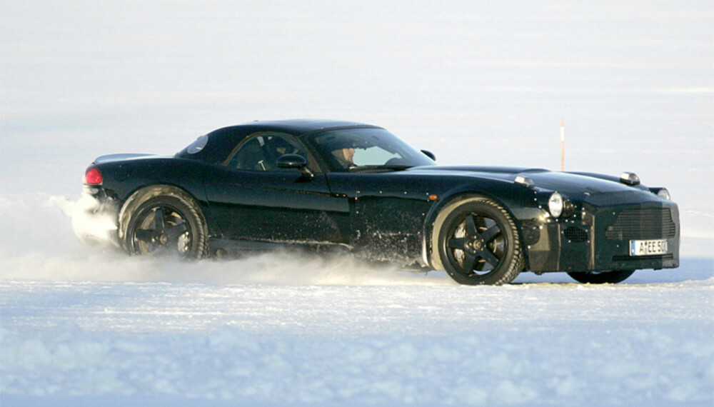 Testbilen har riktignok en del deler fra Dodge Viper på seg, men under kamuflasjen finner vi en kommende grombil fra Mercedes-Benz. Foto: Automedia Testbilen har riktignok en del deler fra Dodge Viper på seg, men under kamuflasjen finner vi en kommende grombil fra Mercedes-Benz. Foto: Automedia