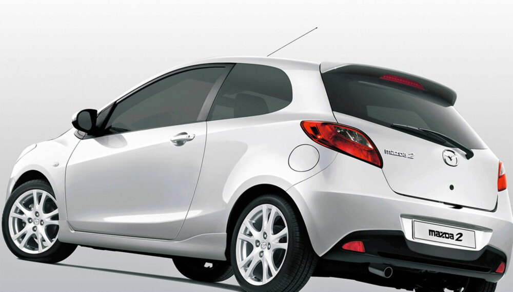 Mazda 2 kjører svært godt, og den er akkurat så sporty som vi liker. Om tredørsversjonen får et enda mer sporty oppsett, sies det ikke noe om. Men den ser jo enda friskere ut enn femdørsmodellen. Mazda 2 kjører svært godt, og den er akkurat så sporty som vi liker. Om tredørsversjonen får et enda mer sporty oppsett, sies det ikke noe om. Men den ser jo enda friskere ut enn femdørsmodellen.