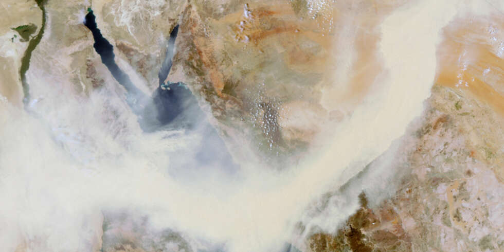 KRYSSER KONTINENTER: Her har NASAs Aqua-satellitt fotografert en støvstorm som krysser Egypt og beveger seg inn i Saudi-Arabia. Over Rødehavet og store landområder ligger et gult bånd av støv.
Foto: Jacques Descloitres/NASA KRYSSER KONTINENTER: Her har NASAs Aqua-satellitt fotografert en støvstorm som krysser Egypt og beveger seg inn i Saudi-Arabia. Over Rødehavet og store landområder ligger et gult bånd av støv.
Foto: Jacques Descloitres/NASA