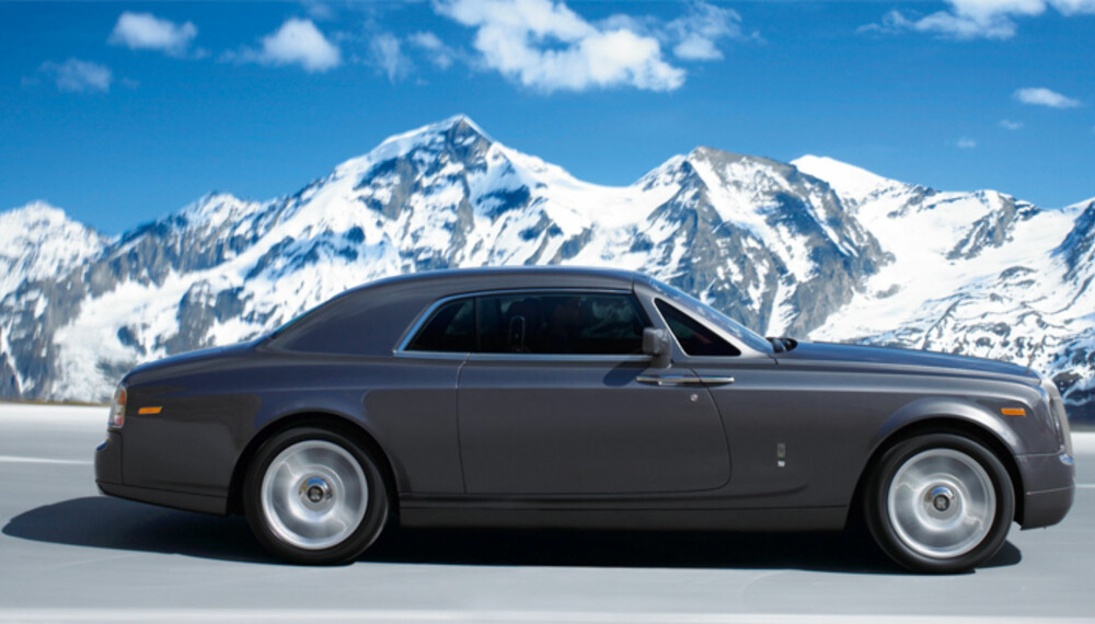Med coupéform og kortere akselavstand, samt en del andre endringer av karosseriet, framstår Phantom Coupé som mer dynamisk enn den vanlige, enorme Phantom. Med coupéform og kortere akselavstand, samt en del andre endringer av karosseriet, framstår Phantom Coupé som mer dynamisk enn den vanlige, enorme Phantom.
