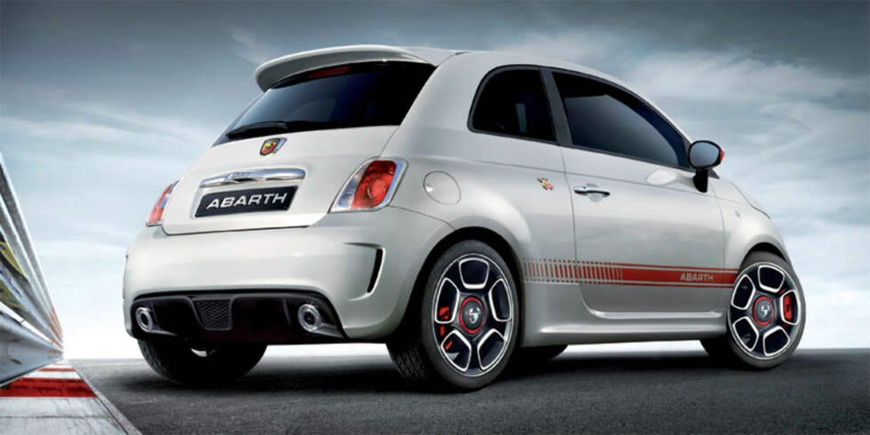 Med tøff styling, fast understell, sportslig interiør og en 135-hesters turbomotor skal Fiat 500 Abarth både minne oss om tidligere tiders Abarth-legender, og være en topp moderne morobil. Med tøff styling, fast understell, sportslig interiør og en 135-hesters turbomotor skal Fiat 500 Abarth både minne oss om tidligere tiders Abarth-legender, og være en topp moderne morobil.