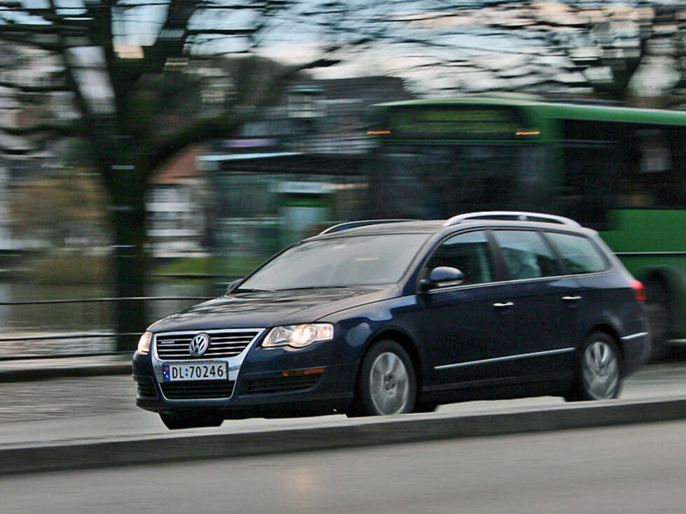 Passat BlueMotion er et bevis på at det også er mulig for større biler å klare kravet. Den slipper ikke ut mer enn 137,7 g/km - så lite av VW mest sannsynlig lett vil komme under grensen med en bil som dette om tre år. Passat BlueMotion er et bevis på at det også er mulig for større biler å klare kravet. Den slipper ikke ut mer enn 137,7 g/km - så lite av VW mest sannsynlig lett vil komme under grensen med en bil som dette om tre år.