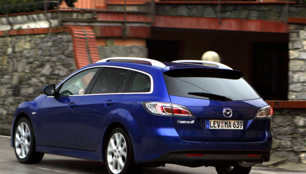 Med kraftige skjermbuer og en del andre tøffe detaljer skiller Mazda 6 seg litt ut fra mengden. Den ser også friskere og mer sporty ut enn en god del konkurrenter. Foto: Knut Arne Glesne Med kraftige skjermbuer og en del andre tøffe detaljer skiller Mazda 6 seg litt ut fra mengden. Den ser også friskere og mer sporty ut enn en god del konkurrenter. Foto: Knut Arne Glesne
