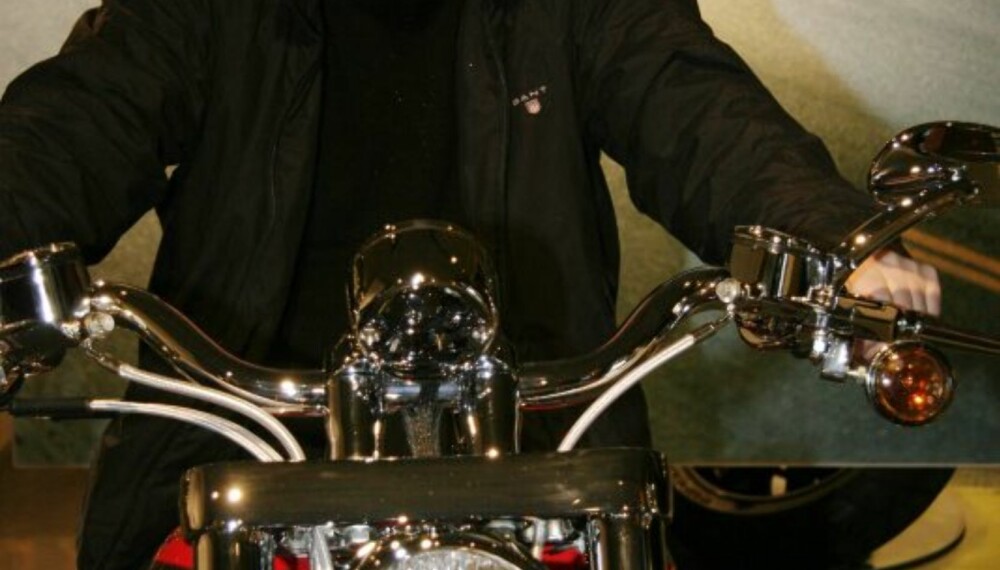 DRØMMER MEG BORT:Straks jeg kommer innenfor Harley-Davidsons aller helligste slenger jeg meg på en 2008 jubileumsmodell og drømmer meg ut på highwayen. DRØMMER MEG BORT:Straks jeg kommer innenfor Harley-Davidsons aller helligste slenger jeg meg på en 2008 jubileumsmodell og drømmer meg ut på highwayen.