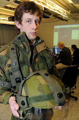 LASERSOLDAT: Forsker Svein Morten Bergsrud viser fram et bærbart lasersystem som varsler med lysblink dersom en medsoldat sikter på ham. LASERSOLDAT: Forsker Svein Morten Bergsrud viser fram et bærbart lasersystem som varsler med lysblink dersom en medsoldat sikter på ham.