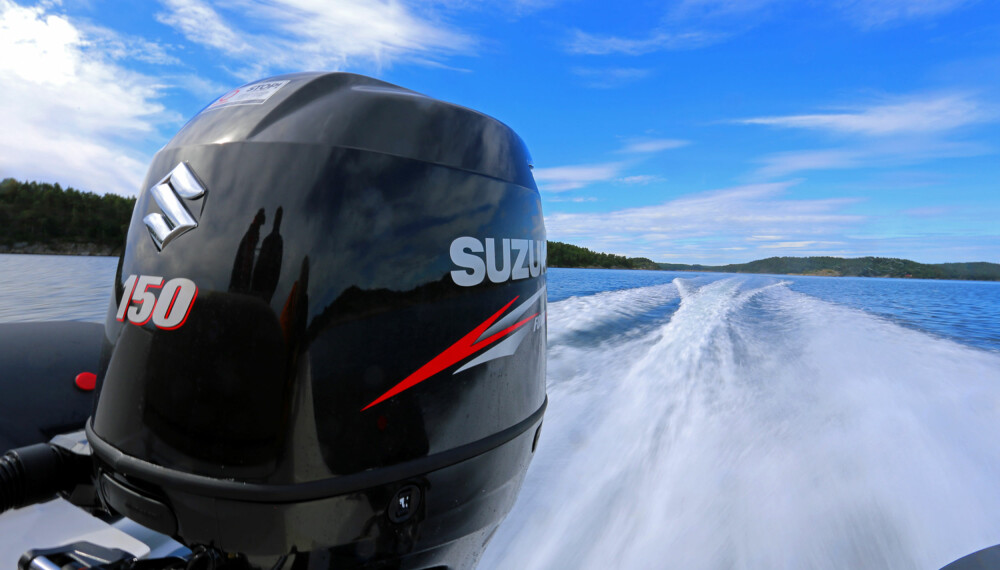 KRAFTIG: Den volumsterke 150-hesteren fra Suzuki gir båten gode fartsegenskaper (FOTO: Terje Bjørnsen). KRAFTIG: Den volumsterke 150-hesteren fra Suzuki gir båten gode fartsegenskaper (FOTO: Terje Bjørnsen).