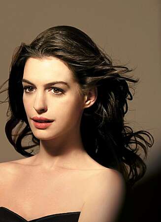 NYTT: Høstens makeup fra Lancôme er orientalsk inspirert og spennende. Skuespiller Anne Hathaway fronter selkapets nye duft. NYTT: Høstens makeup fra Lancôme er orientalsk inspirert og spennende. Skuespiller Anne Hathaway fronter selkapets nye duft.