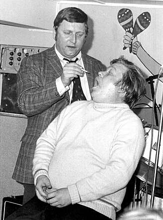 KOMIKERDUO: Rolv og Harald sammarbeidet i mange år. Her fra en tannlegesketsj fra "Wesensteen". KOMIKERDUO: Rolv og Harald sammarbeidet i mange år. Her fra en tannlegesketsj fra "Wesensteen".