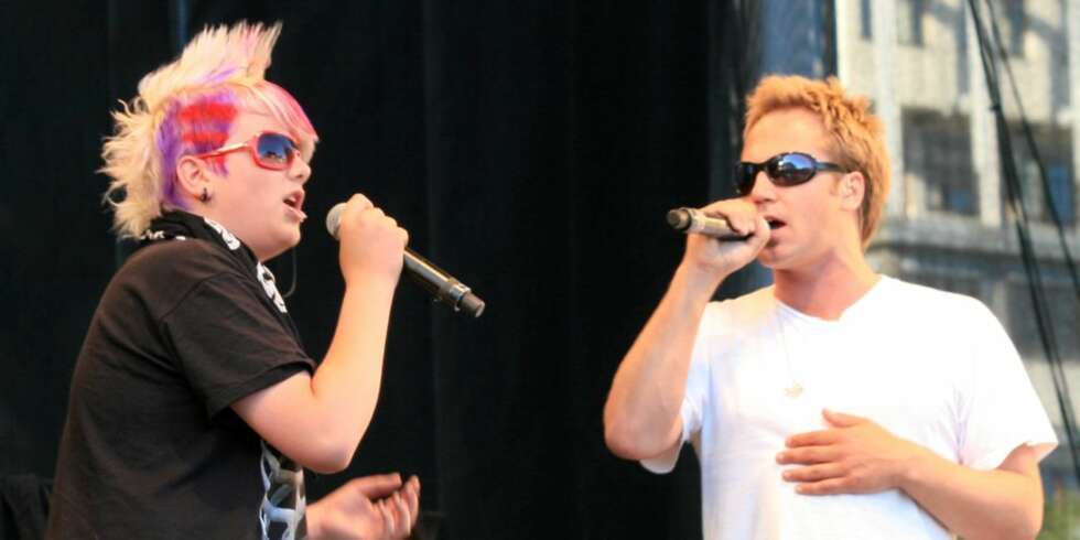 SYNGER DUET: Under sommerens turné med TV 2 synger vinnerne av Norske Talenter og Idol duet sammen. SYNGER DUET: Under sommerens turné med TV 2 synger vinnerne av Norske Talenter og Idol duet sammen.