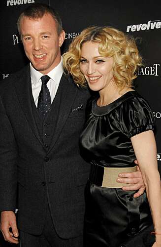 GIFT LENGE: Madonna og Guy har vært gift siden slutten av 2000, noe som er en evighet i Hollywood. GIFT LENGE: Madonna og Guy har vært gift siden slutten av 2000, noe som er en evighet i Hollywood.