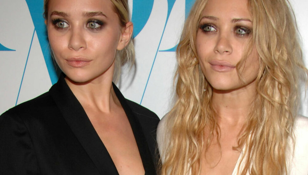 De motebevisste tvillingene Mary-Kate Olsen og Ashley Olsen var selvskrevne gjester under årets Fashion Awards i New York. De motebevisste tvillingene Mary-Kate Olsen og Ashley Olsen var selvskrevne gjester under årets Fashion Awards i New York.