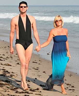 SKØYER: Jim Carrey poserer i badedrakten sammen med kjæresten Jenny McCarthy SKØYER: Jim Carrey poserer i badedrakten sammen med kjæresten Jenny McCarthy