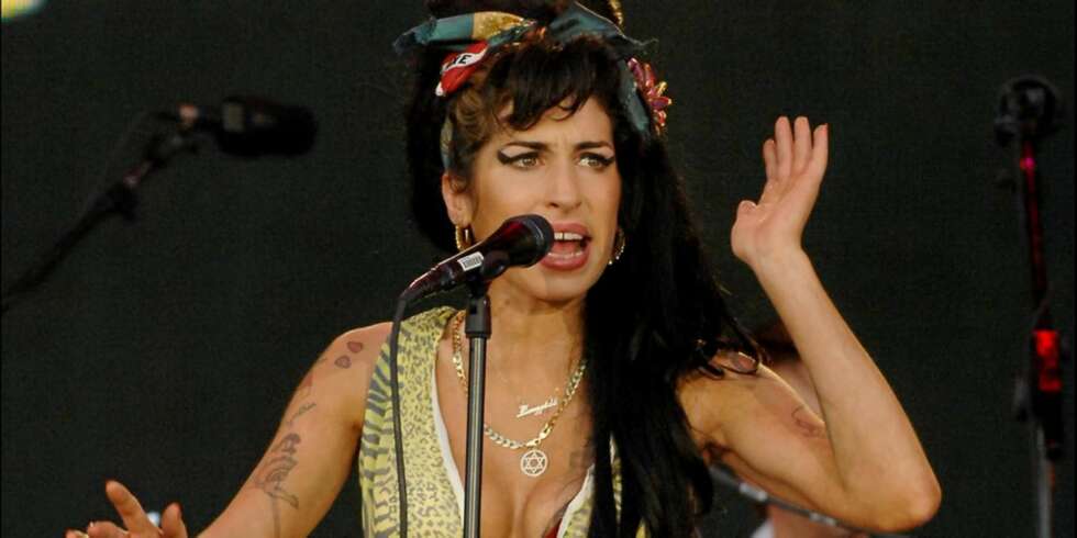 GA ALT: Amy Winehouse hadde energi på scenen i Madrid - godt hjulpet av rødvinsglasset. GA ALT: Amy Winehouse hadde energi på scenen i Madrid - godt hjulpet av rødvinsglasset.