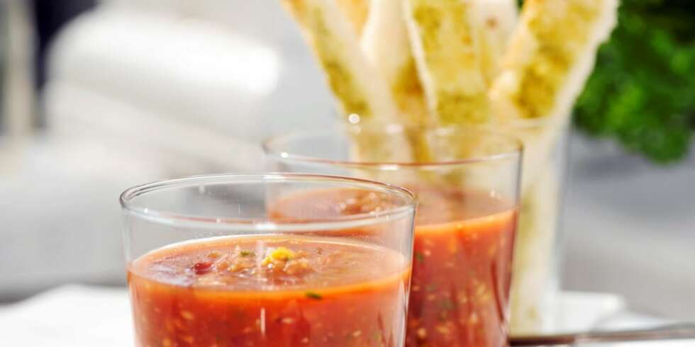 Kald tomatsuppe med urtestenger. Kald tomatsuppe med urtestenger.