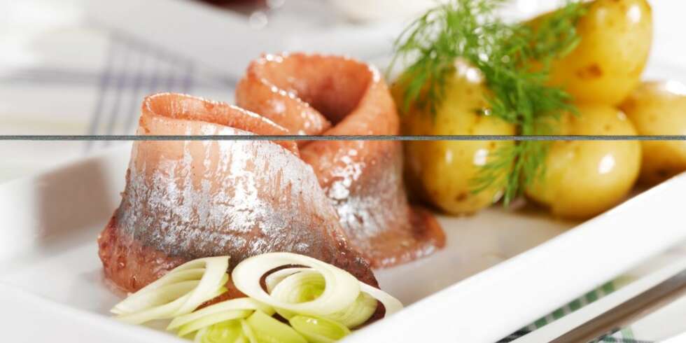 Sild med ferskpotet, smør og dill. Sild med ferskpotet, smør og dill.