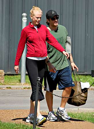 VANLIG HVERDAG: Nicole og Keith har holdt hverdagsrutinene ved like, selv om Nicole har vært høygravid. Hun har daglig fått sin dose med Starbucks-kaffe og trent yoga. VANLIG HVERDAG: Nicole og Keith har holdt hverdagsrutinene ved like, selv om Nicole har vært høygravid. Hun har daglig fått sin dose med Starbucks-kaffe og trent yoga.