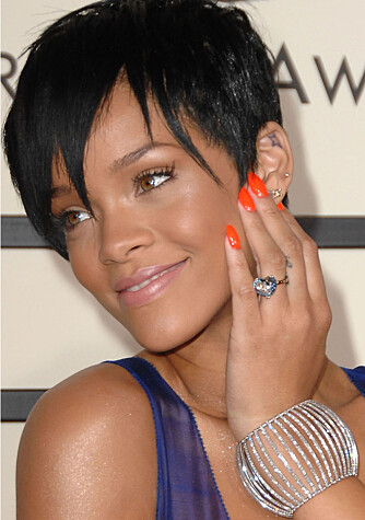Rihanna smykker seg med ring og armbånd fra Chopard. (Foto: WireImage/All Over Press) Rihanna smykker seg med ring og armbånd fra Chopard. (Foto: WireImage/All Over Press)
