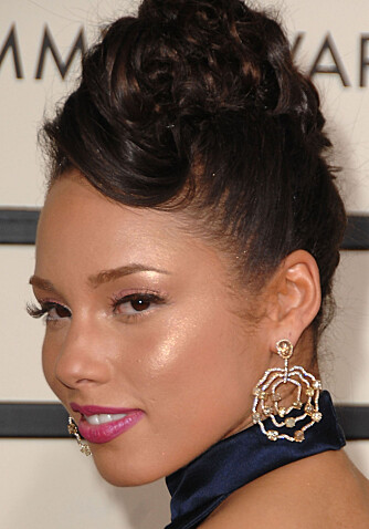 Alicia Keys ser ikke akkurat billig ut i denne ørepynten fra Diamond in the Rough. (Foto: WireImage/All Over Press) Alicia Keys ser ikke akkurat billig ut i denne ørepynten fra Diamond in the Rough. (Foto: WireImage/All Over Press)