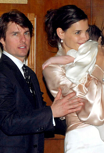 Tom Cruise og Katie Holmes med datteren Suri. Tom Cruise og Katie Holmes med datteren Suri.