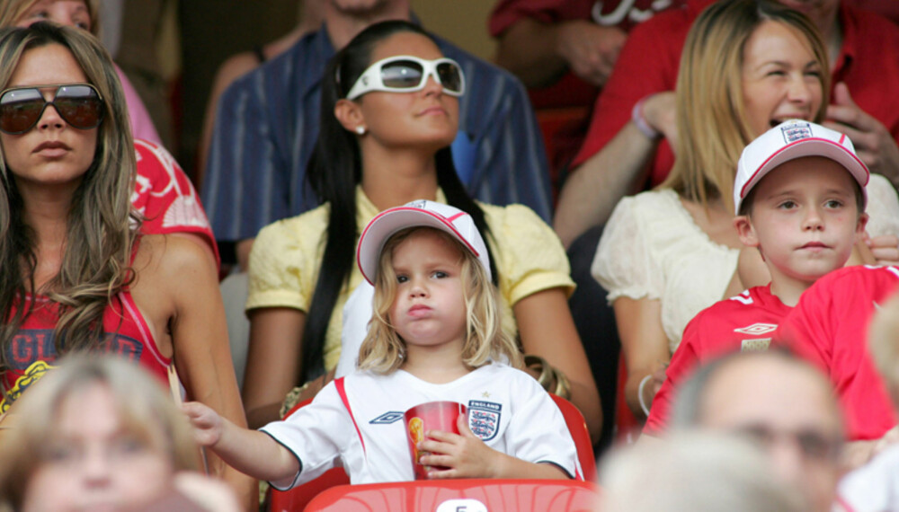 Victoria Beckham med sønnene Brooklyn og Romeo. Victoria Beckham med sønnene Brooklyn og Romeo.