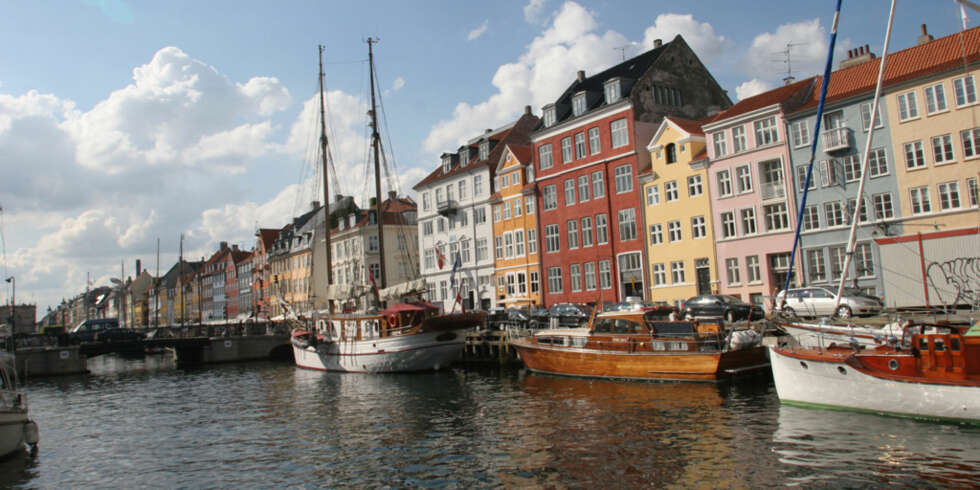 Nyhavn er ingen typisk fritidsbåthavn, men en spennende og livlig sådan. Nyhavn er ingen typisk fritidsbåthavn, men en spennende og livlig sådan.