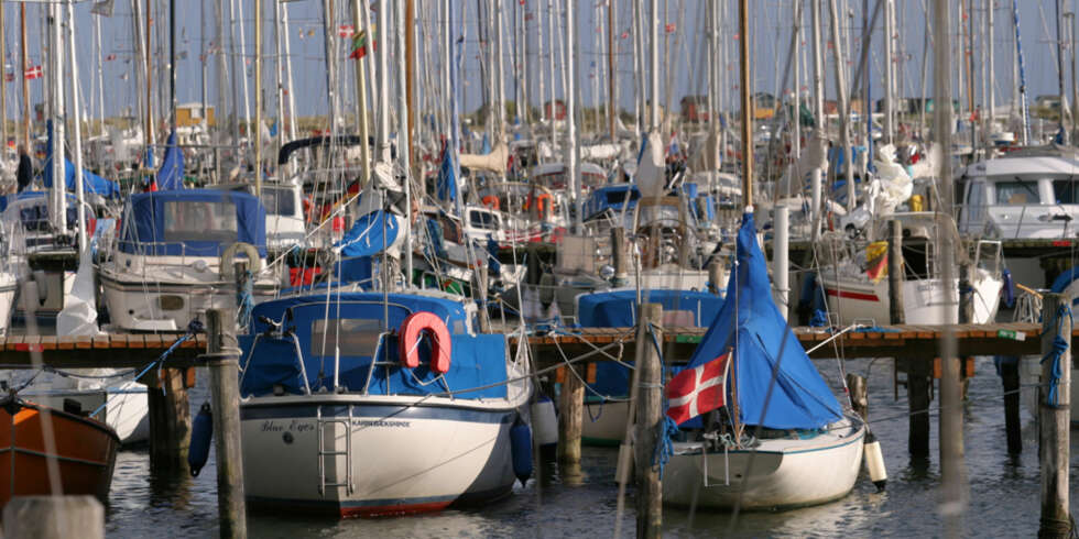Stor, men ikke spesielt ryddig gjestehavn i Marstal på Ærø. Stor, men ikke spesielt ryddig gjestehavn i Marstal på Ærø.