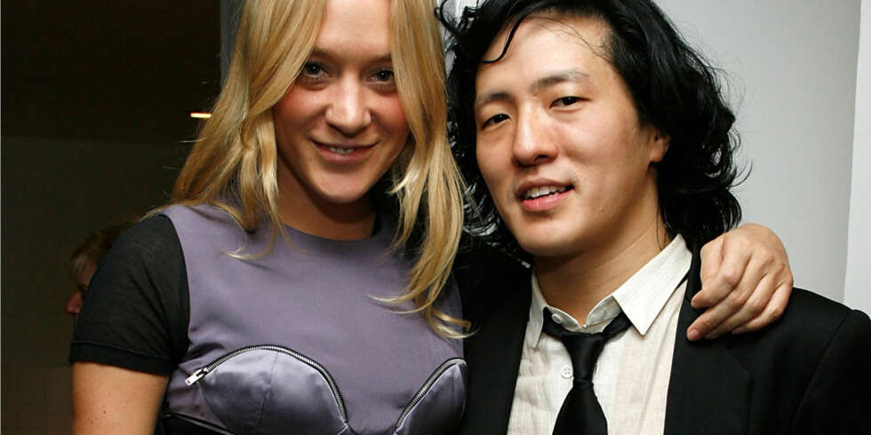 Chloë Sevigny og klesdesigner Benjamin Cho er gode venner, her under Moteuken i New York nå i februar. (Foto: WireImage/All Over Press) Chloë Sevigny og klesdesigner Benjamin Cho er gode venner, her under Moteuken i New York nå i februar. (Foto: WireImage/All Over Press)