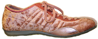 Marie Antoinette gikk neppe mye i sneakers, men hadde hun gjort det hadde hun sikkert elsket disse rosa fra DKNY, kr 775. (Foto: Mona Evensen) Marie Antoinette gikk neppe mye i sneakers, men hadde hun gjort det hadde hun sikkert elsket disse rosa fra DKNY, kr 775. (Foto: Mona Evensen)