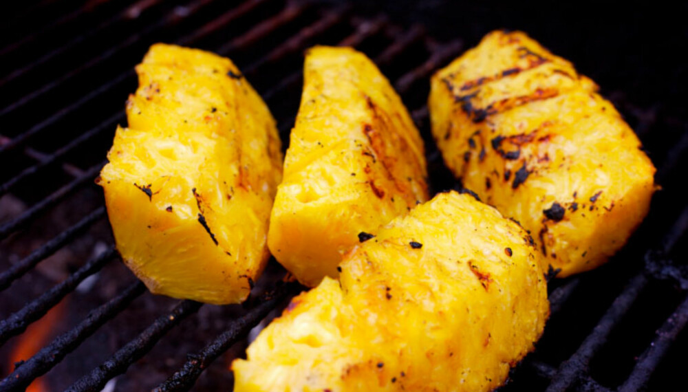 Lyst på noe søtt og godt etter grillmiddagen? Grilla ananas er både sunt og utrolig godt. Lyst på noe søtt og godt etter grillmiddagen? Grilla ananas er både sunt og utrolig godt.