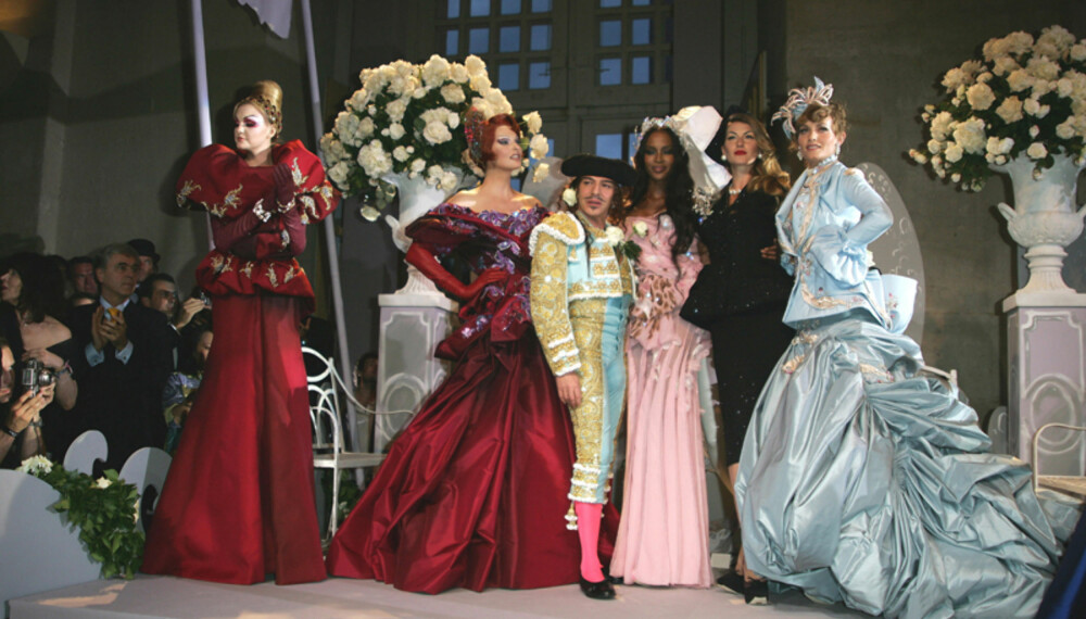 John Galliano stilte i matadordrakt på sitt tiende couture-show for Dior. (Alle foto: WireImage/All Over) John Galliano stilte i matadordrakt på sitt tiende couture-show for Dior. (Alle foto: WireImage/All Over)