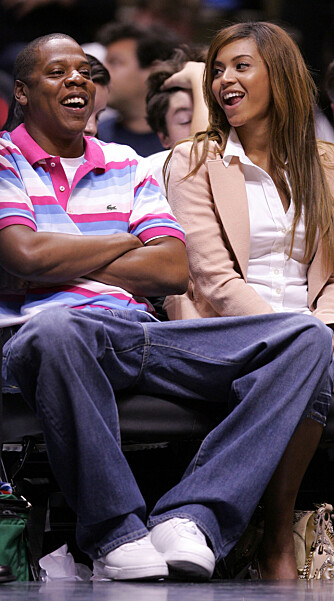 Superparet Jay-Z og Beyonce koser seg ofte sammen på basketballkamper, og favorittlaget er New Jersey Nets. (Foto: WireImage) Superparet Jay-Z og Beyonce koser seg ofte sammen på basketballkamper, og favorittlaget er New Jersey Nets. (Foto: WireImage)