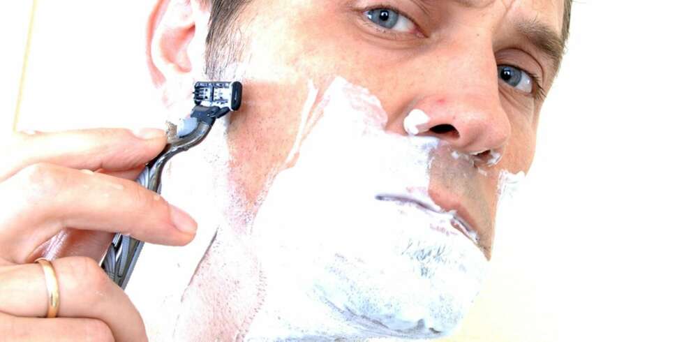 HØVEL: Barberskum og høvel gir glatt og jevn barbering. Våtbarbering tar litt mer tid enn med barbermaskin, men resultatet blir bedre. HØVEL: Barberskum og høvel gir glatt og jevn barbering. Våtbarbering tar litt mer tid enn med barbermaskin, men resultatet blir bedre.