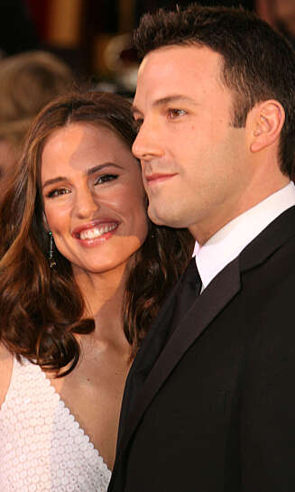 Jennifer Garner og Ben Affleck møttes først på settet til Pearl Harbor, og senere spilte de mot hverandre i Daredevil. Filmkyssene ble ekte, og paret har nå datteren Violet sammen. (Foto: WireImage/All Over Press) Jennifer Garner og Ben Affleck møttes først på settet til Pearl Harbor, og senere spilte de mot hverandre i Daredevil. Filmkyssene ble ekte, og paret har nå datteren Violet sammen. (Foto: WireImage/All Over Press)