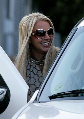 HENRYKT: Britney gleder seg over å få lov til å samarbeide med idolet sitt igjen. Her har hun akkurat fått fikset håret sitt til innspillingen av filmsegmentet. HENRYKT: Britney gleder seg over å få lov til å samarbeide med idolet sitt igjen. Her har hun akkurat fått fikset håret sitt til innspillingen av filmsegmentet.
