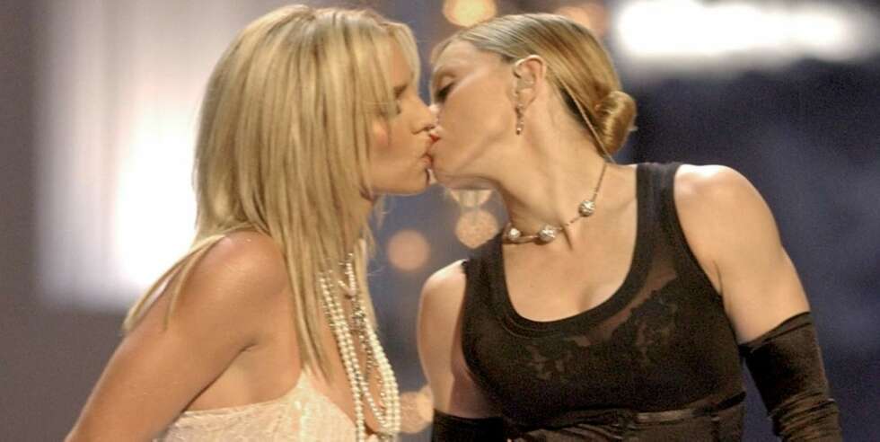 FAMØST KYSS: Det skapte store overskrifter da Britney og Madonna kysset under MTV Video Music Awards i 2003. FAMØST KYSS: Det skapte store overskrifter da Britney og Madonna kysset under MTV Video Music Awards i 2003.